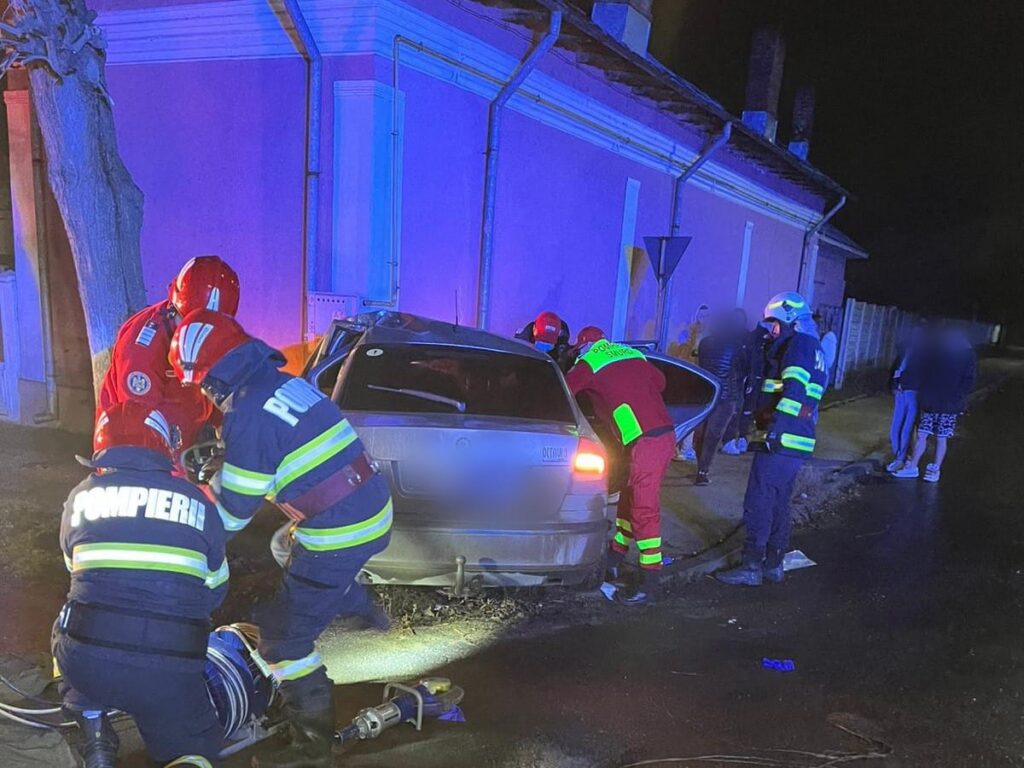 Tragedie la Corabia: Un tânăr de 18 ani a murit într-un grav accident pe DN 54. Mașina a intrat într-un stâlp