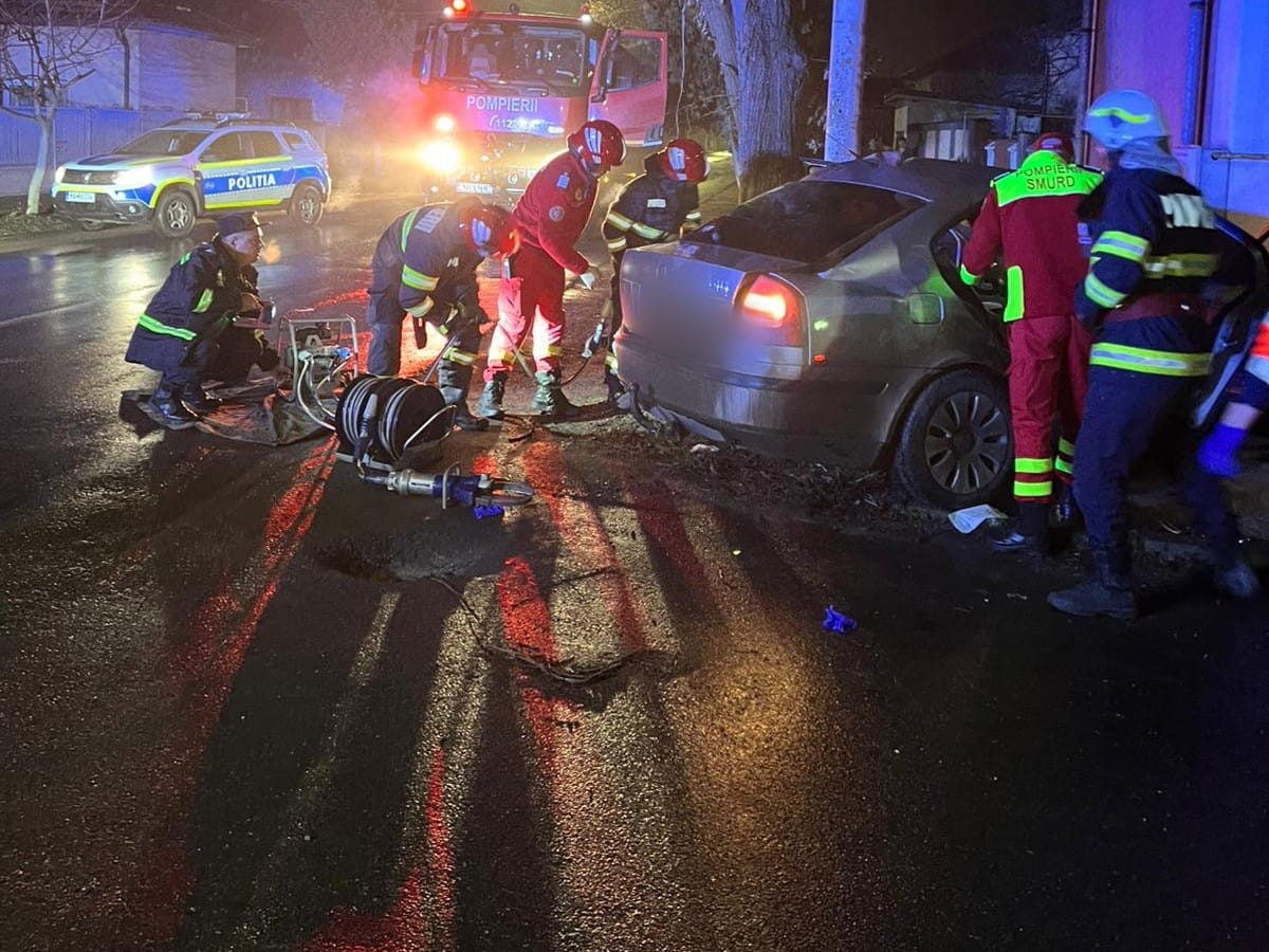 Tragedie la Corabia: Un tânăr de 18 ani a murit într-un grav accident pe DN 54. Mașina a intrat într-un stâlp