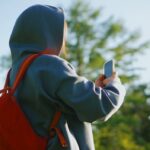 Felul în care folosim telefonul mobil afectează postura spatelui