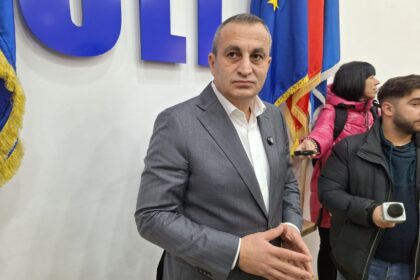 Liderul județean consideră că acțiunile primarului sunt rezultatul unei scăderi de încredere în fața cetățenilor.