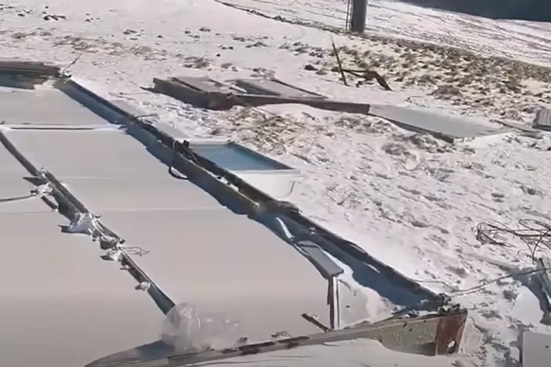 Cabinetul Salvamont de pe Păpușa, spulberat de viscol. Foto: Captură video