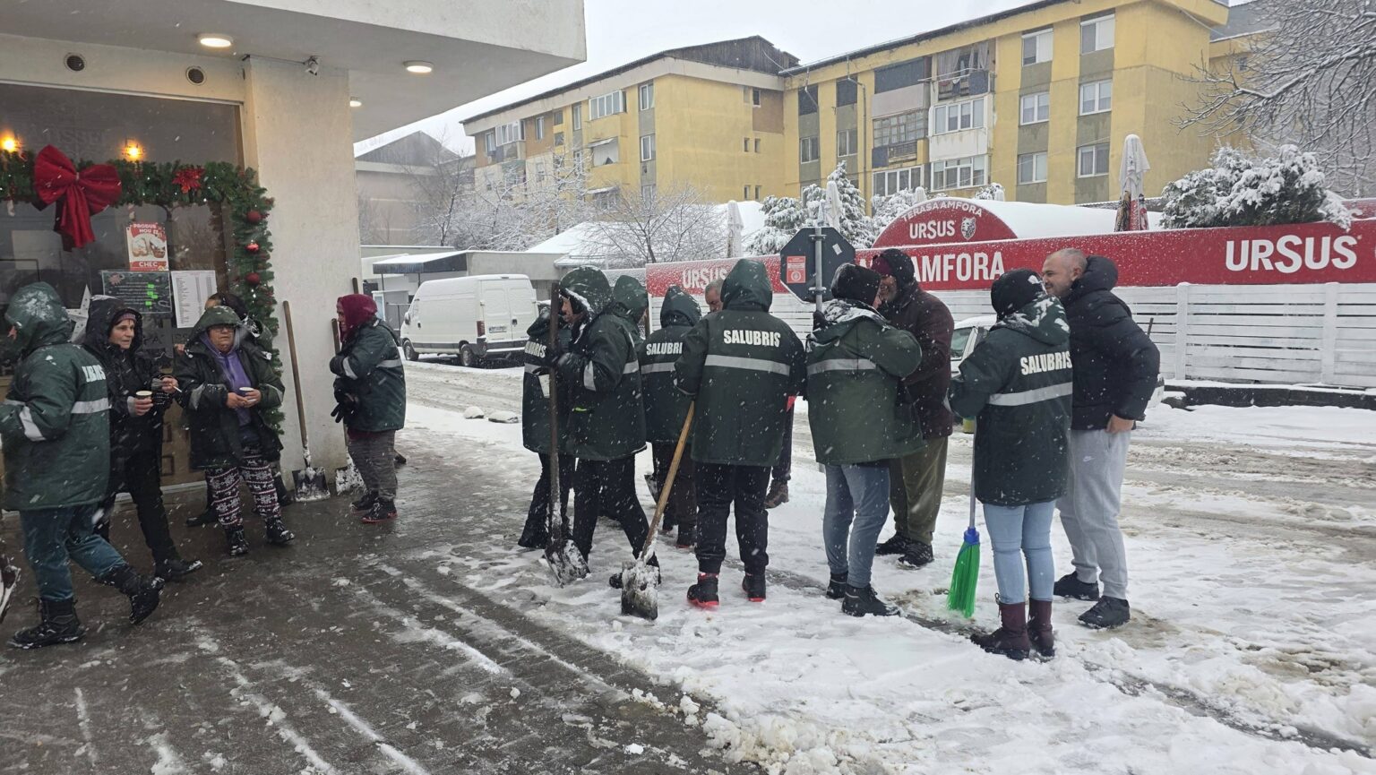 Balș: Primarul Cătălin Rotea, ceai cald pentru muncitorii care au deszăpezit orașul de Crăciun