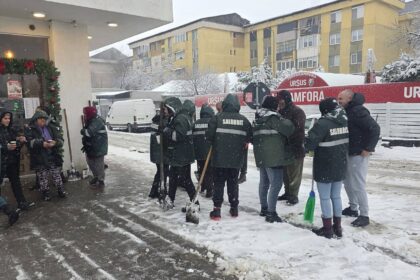 Balș: Primarul Cătălin Rotea, ceai cald pentru muncitorii care au deszăpezit orașul de Crăciun