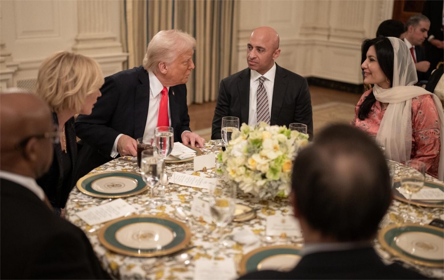 Administrația Trump renunță la limita zilnică de alcool din ghidul alimentar american. Foto: The White House