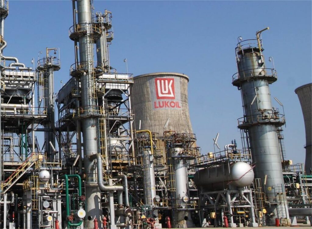 Gigantul Carlyle cumpără Lukoil. Foto: Rafinaria Petrotel-Lukoil - Jurnalul Olteniei – Știri din Craiova și Oltenia Gigantul Carlyle cumpără Lukoil. Foto: Rafinaria Petrotel-Lukoil