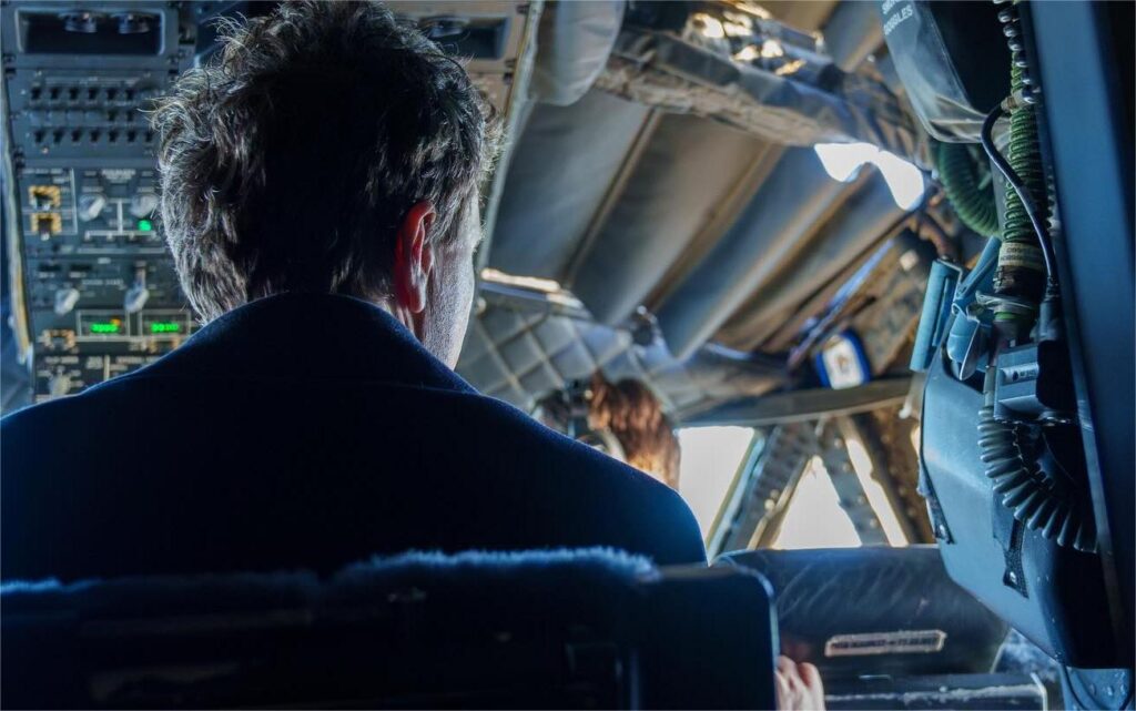 Avionul lui Nicușor Dan, escortat de avioane F-18