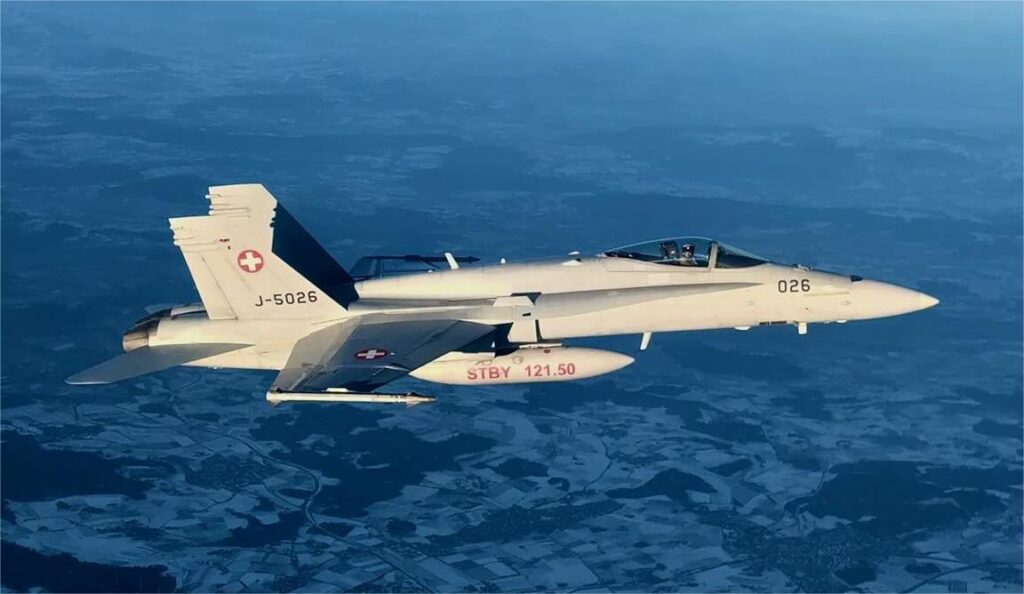 Avionul lui Nicușor Dan, escortat de avioane F-18