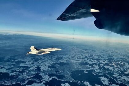 Avionul lui Nicușor Dan, escortat de avioane F-18