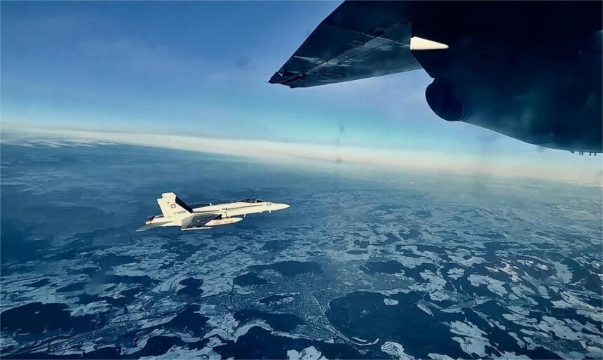 Avionul lui Nicușor Dan, escortat de avioane F-18