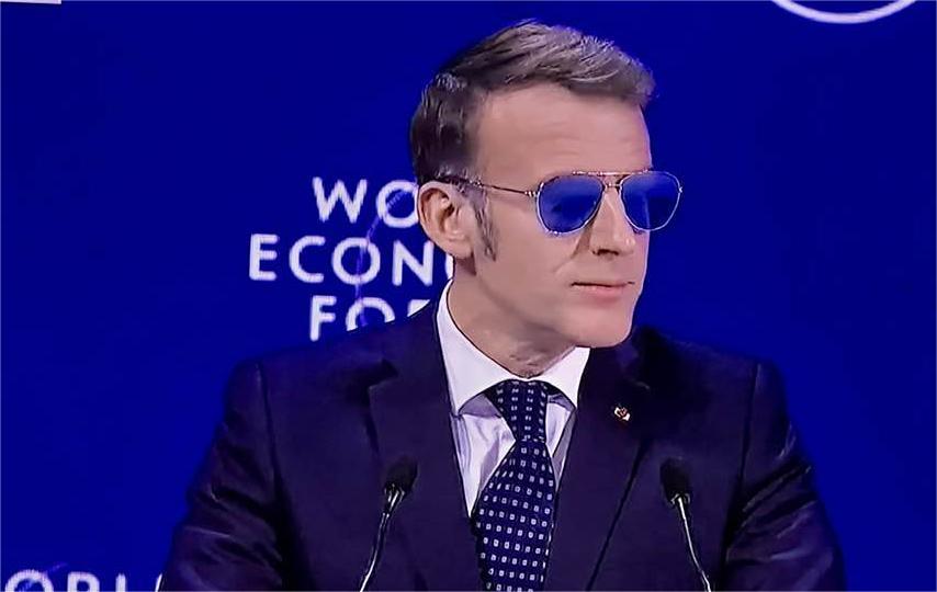 Top Gun la Davos: Ochelarii lui Macron au „rupt” internetul. Foto: Captură video