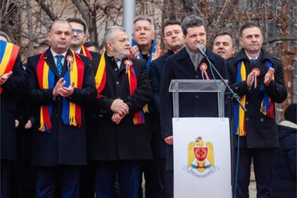 Nicușor Dan: Nu mai huiduiţi pe imnul naţional