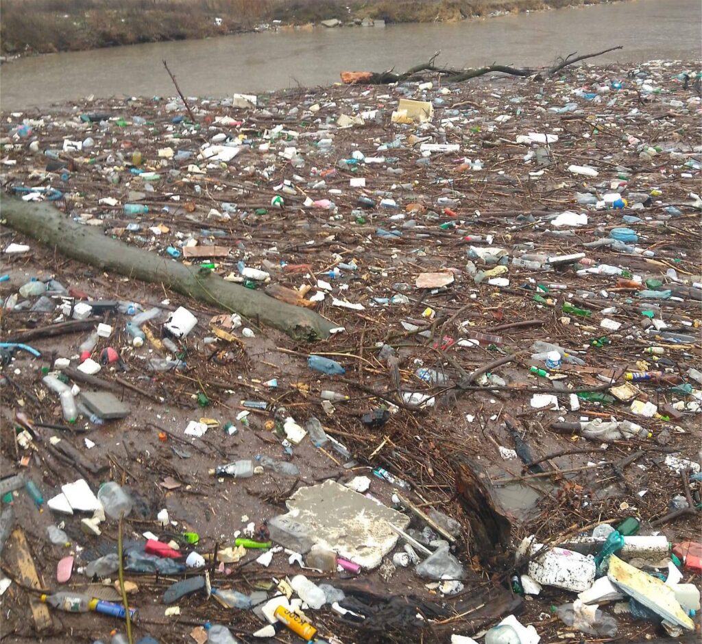 Dezastru în Golful Cernei: Munți de gunoaie după viituri: Foto: Apele Române Banat