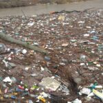 Dezastru în Golful Cernei: Munți de gunoaie după viituri: Foto: Apele Române Banat