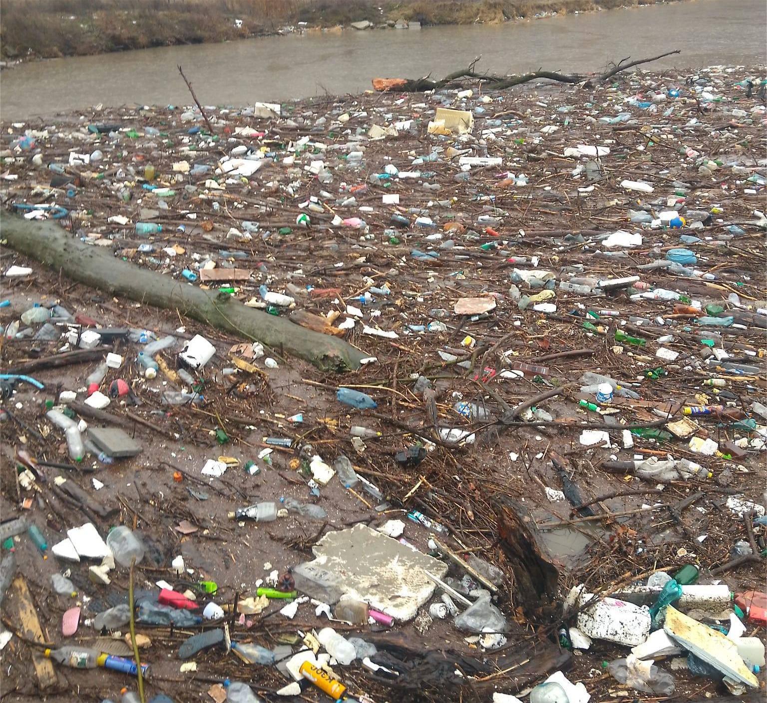 Dezastru în Golful Cernei: Munți de gunoaie după viituri: Foto: Apele Române Banat
