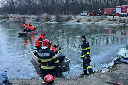Intervenție dramatică pe Olt: doi pescari scoși din apă