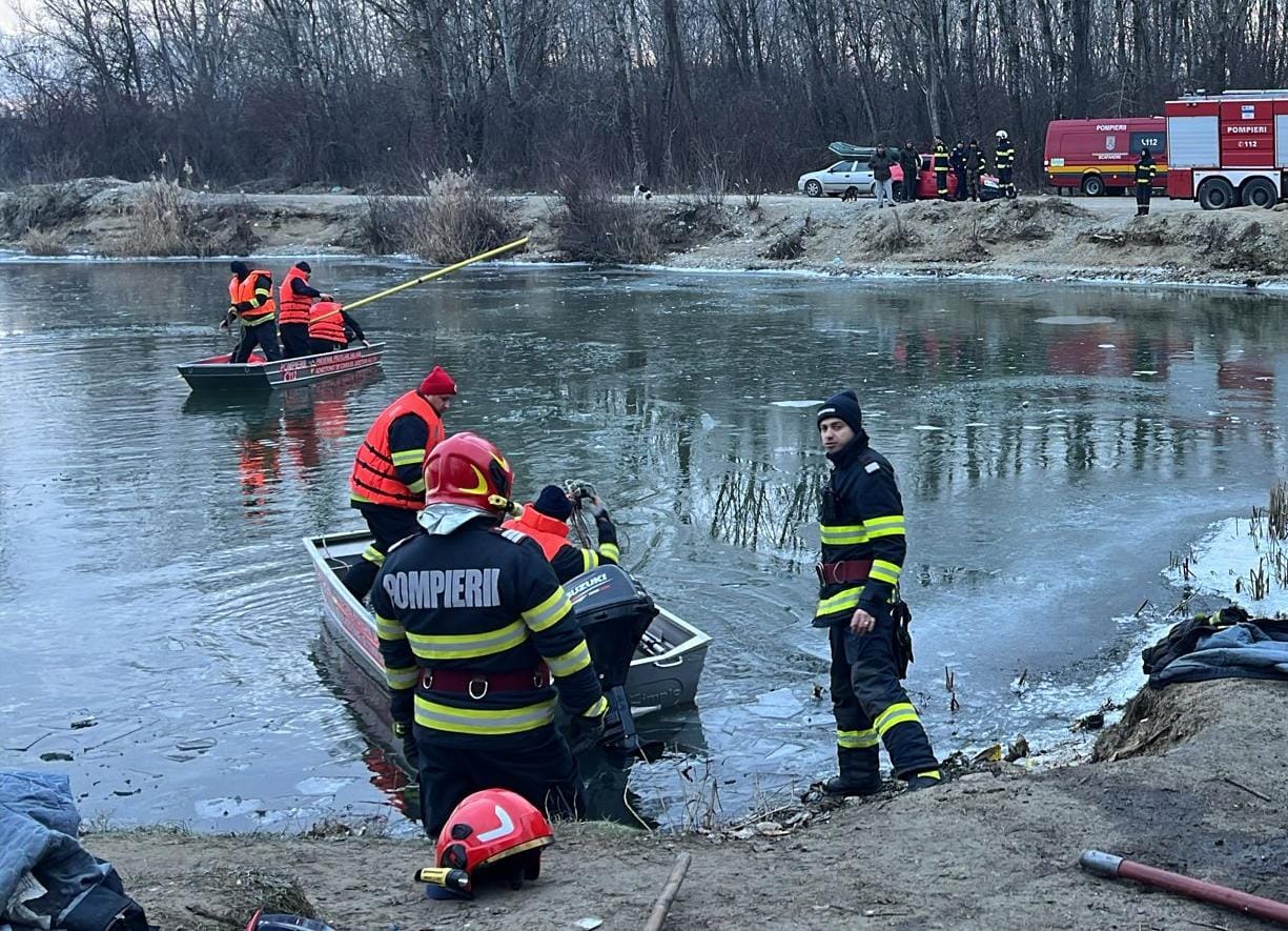 Intervenție dramatică pe Olt: doi pescari scoși din apă