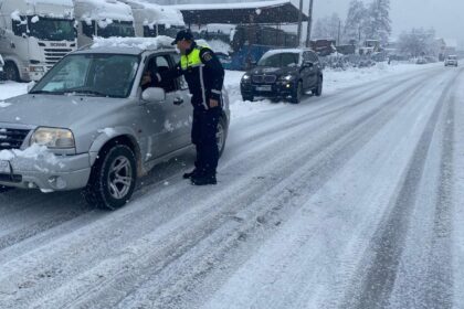 Trafic dificil în Mehedinți din cauza ninsorii. Avertisment IPJ