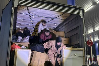 Captură la Calafat: 26 de migranți ascunși printre grătare