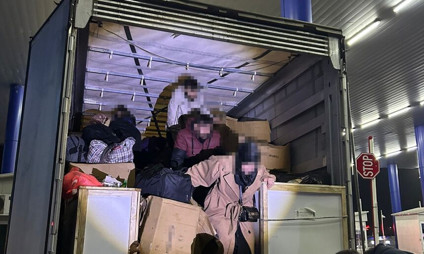 Captură la Calafat: 26 de migranți ascunși printre grătare