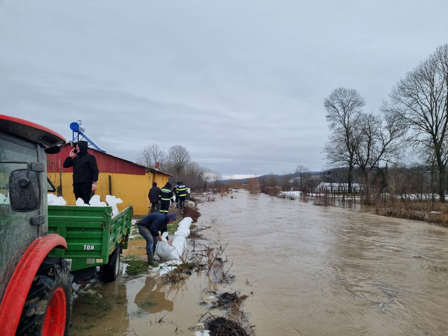 Salvare contracronometru în Dolj: Bărbat extras din râu