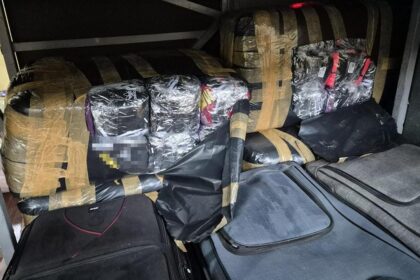 Peste 3.300 de produse contrafăcute, evaluate la 1,27 milioane lei, au fost descoperite la frontieră de polițiști, în autocare pe ruta Turcia-România.