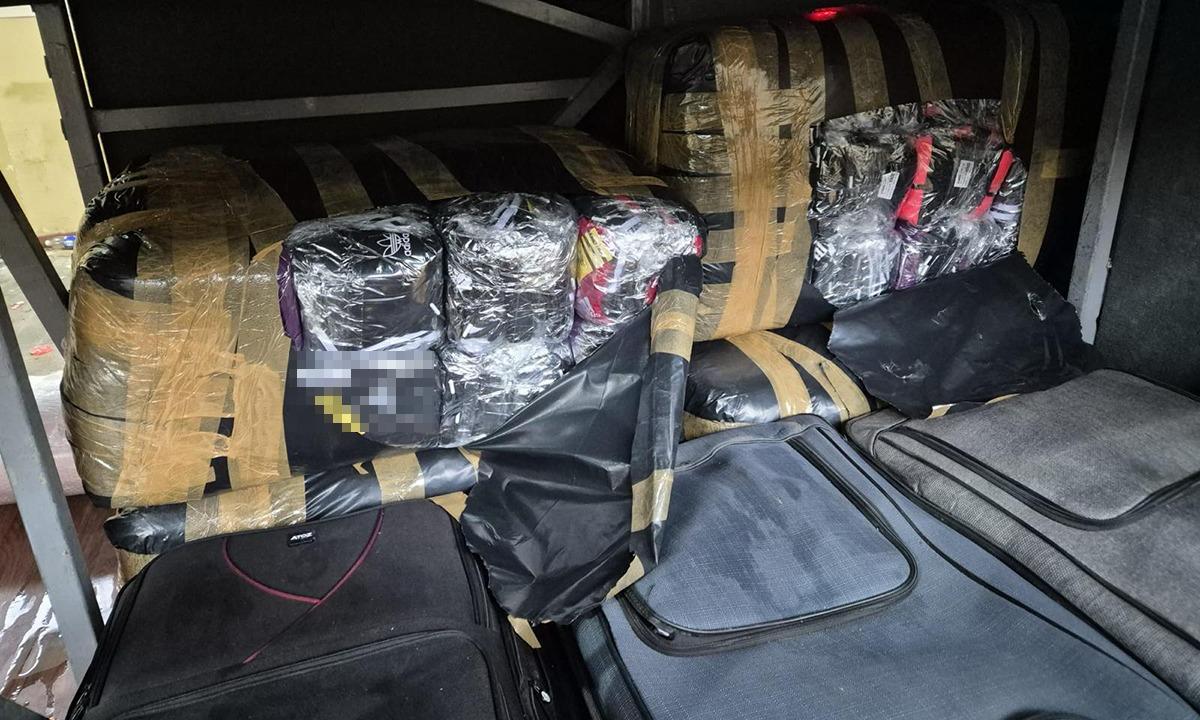 Peste 3.300 de produse contrafăcute, evaluate la 1,27 milioane lei, au fost descoperite la frontieră de polițiști, în autocare pe ruta Turcia-România.