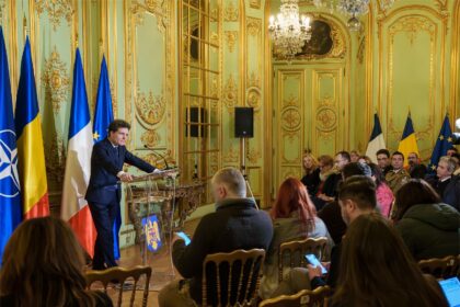 Nicușor Dan, blocat la Paris: Avionul nu poate decola