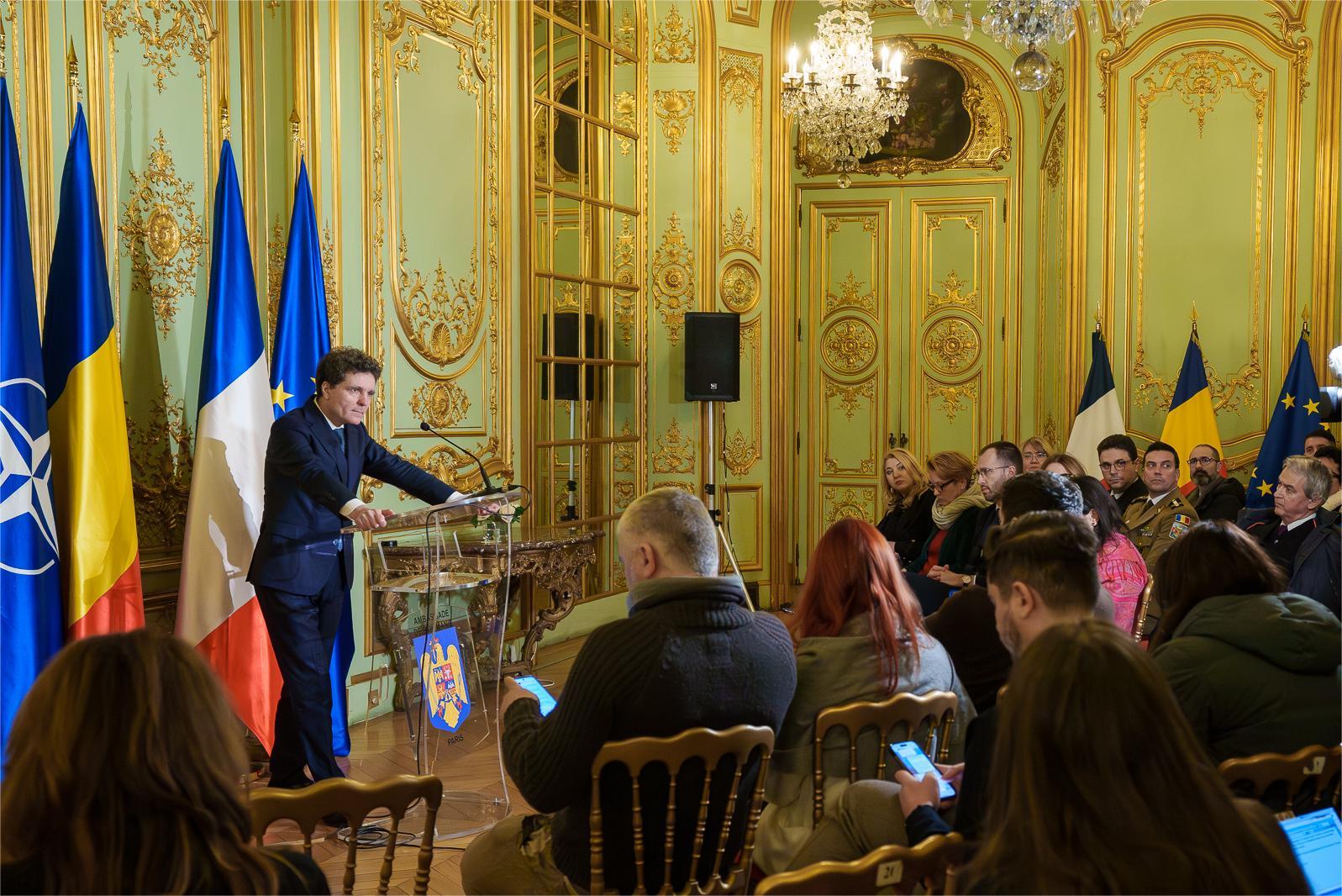 Nicușor Dan, blocat la Paris: Avionul nu poate decola