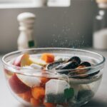 Microplasticele în alimente: Ce mâncăm și cum ne protejăm