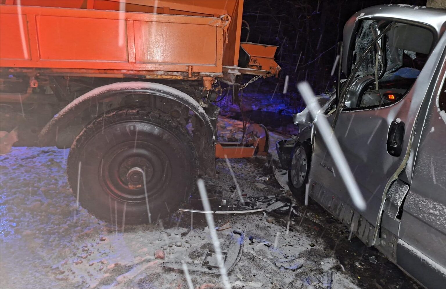 Accident între un microbuz și un utilaj, în Mehedinți