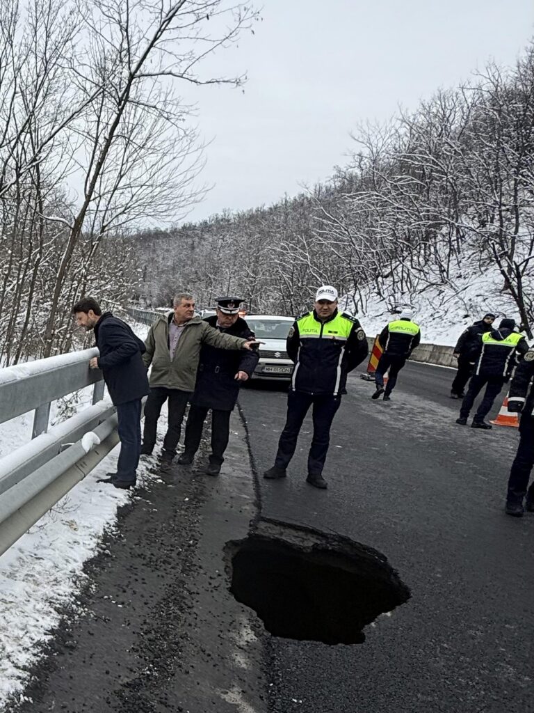 Alunecare de teren pe Dealul Stârmina. Foto: Facebook