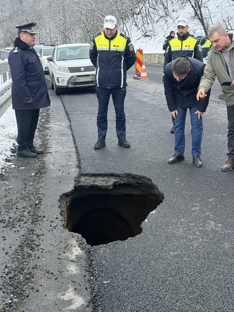 Alunecare de teren pe Dealul Stârmina. Foto: Facebook