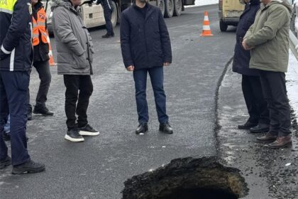 Alunecare de teren pe Dealul Stârmina. Foto: Facebook