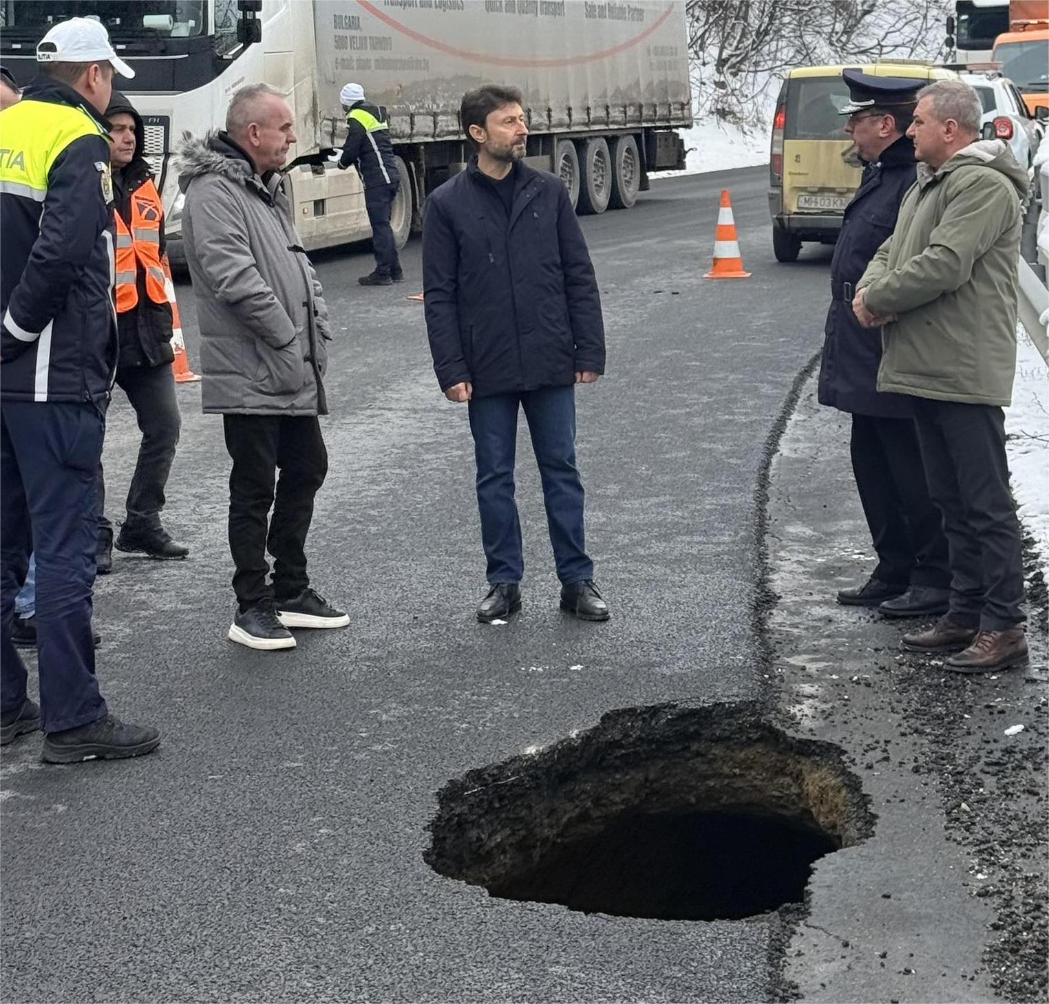 Alunecare de teren pe Dealul Stârmina. Foto: Facebook