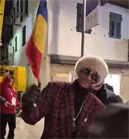 Snoop Dogg cu steagul României la Jocurile Olimpice 2026. Foto: Captură video