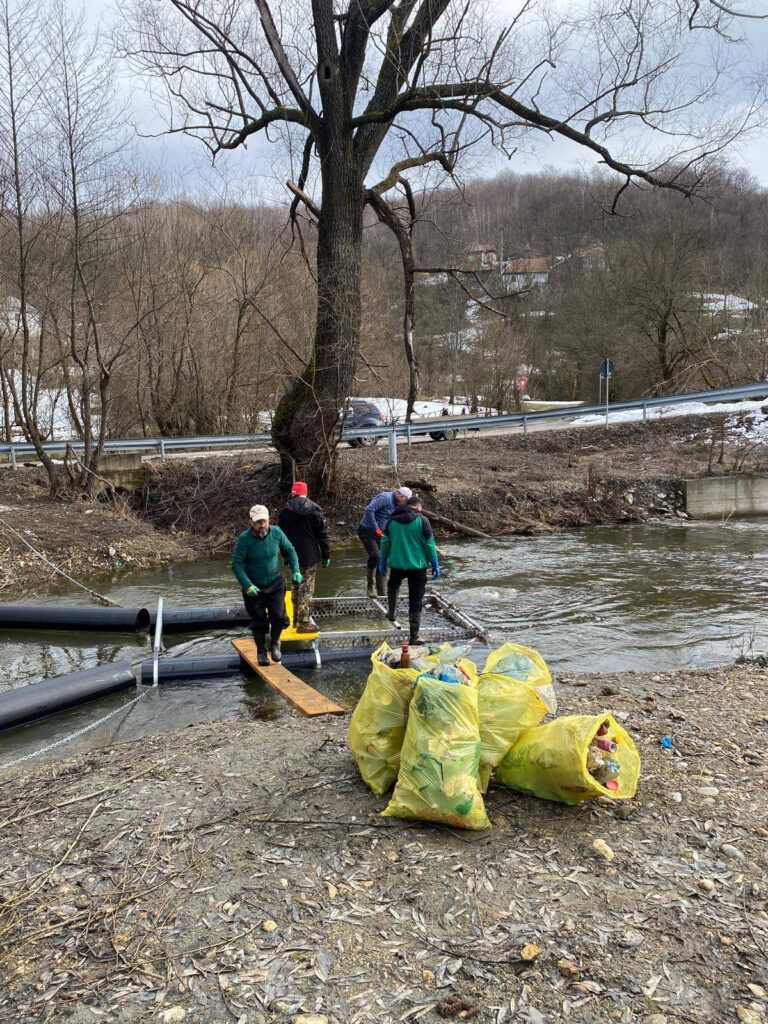 colectoare deseuri rauri mehedinti - Jurnalul Olteniei – Știri din Craiova și Oltenia Acțiune amplă de ecologizare pe râurile din Mehedinți