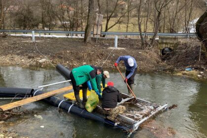 Acțiune amplă de ecologizare pe râurile din Mehedinți