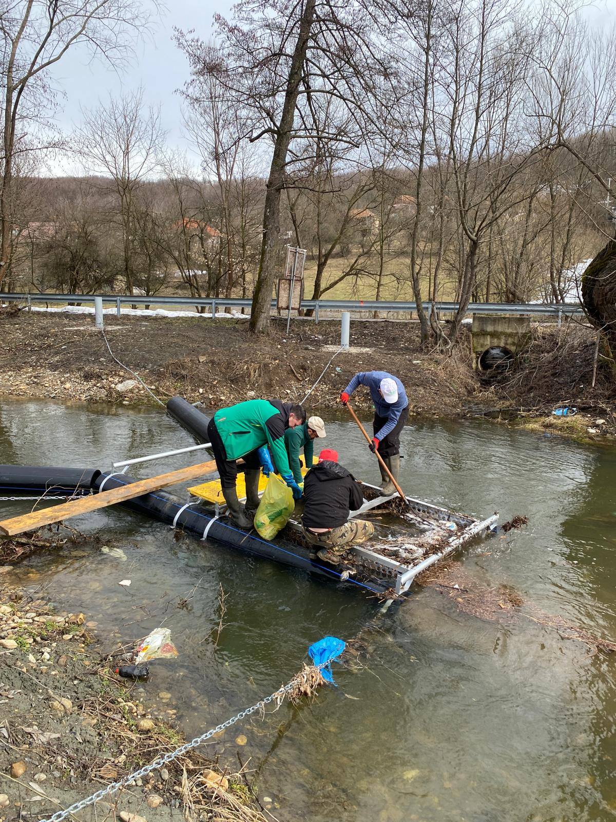 Acțiune amplă de ecologizare pe râurile din Mehedinți