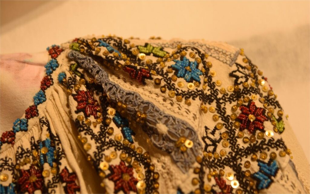 Simboluri în costumul popular din Oltenia. Foto: Muzeul Olteniei