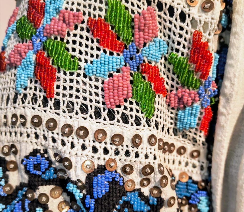 Simboluri în costumul popular din Oltenia. Foto: Muzeul Olteniei