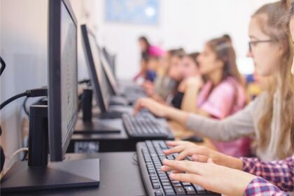 World Vision: 99% dintre adolescenți folosesc AI