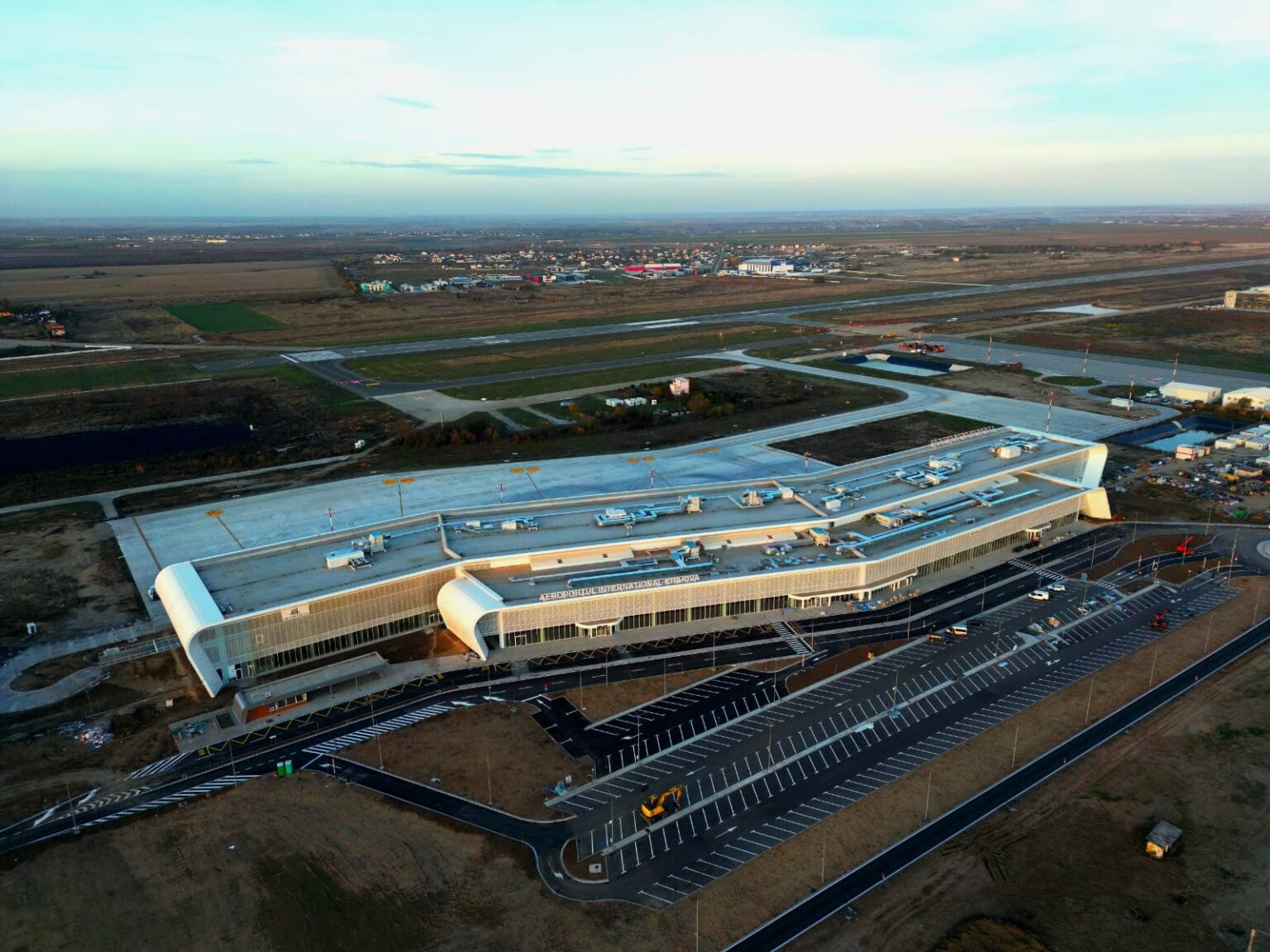 Barierele din parcarea noului terminal al Aeroportului Internațional Craiova au fost coborâte