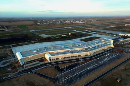 Barierele din parcarea noului terminal al Aeroportului Internațional Craiova au fost coborâte