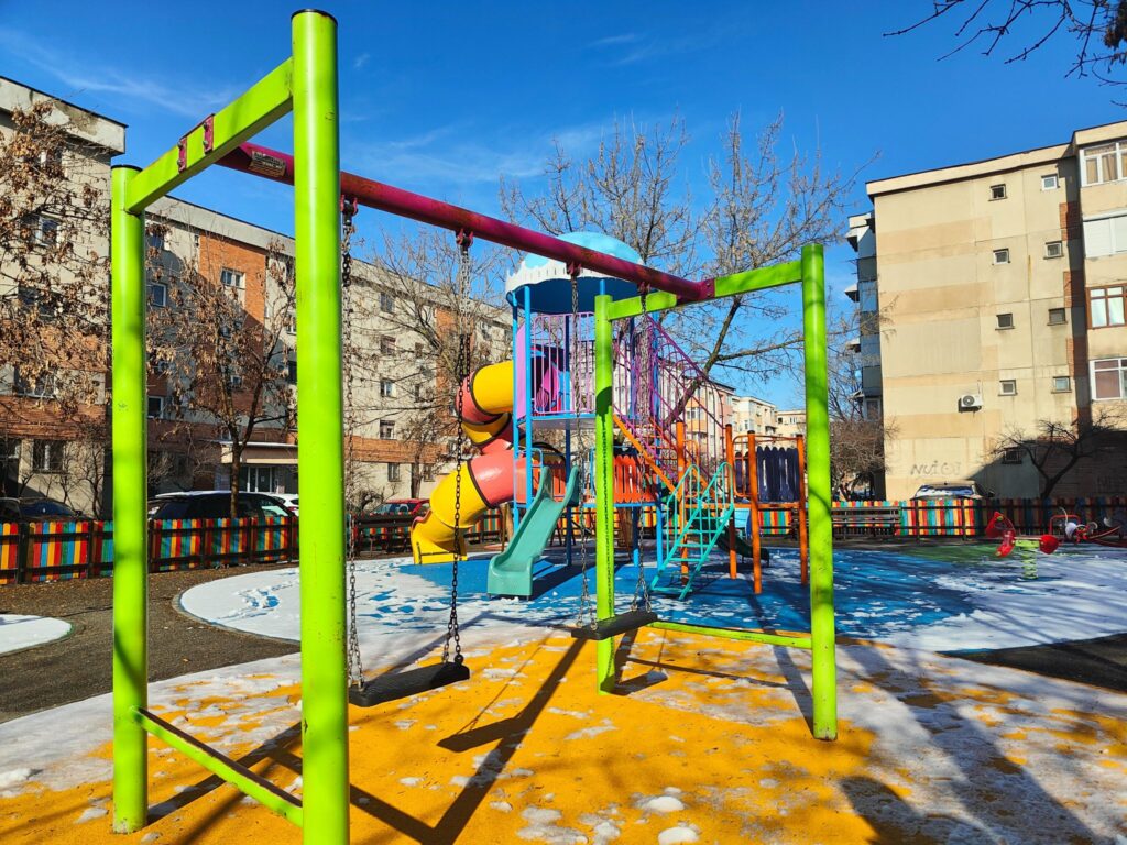 Cartierele din Craiova în care Primăria a amenajat două locuri de joacă noi