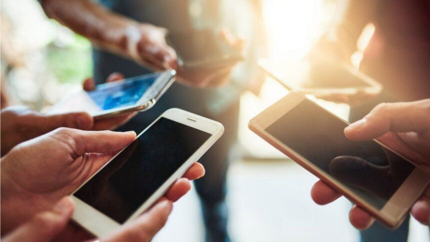 Raed Arafat: Limitarea social media la copii e urgentă