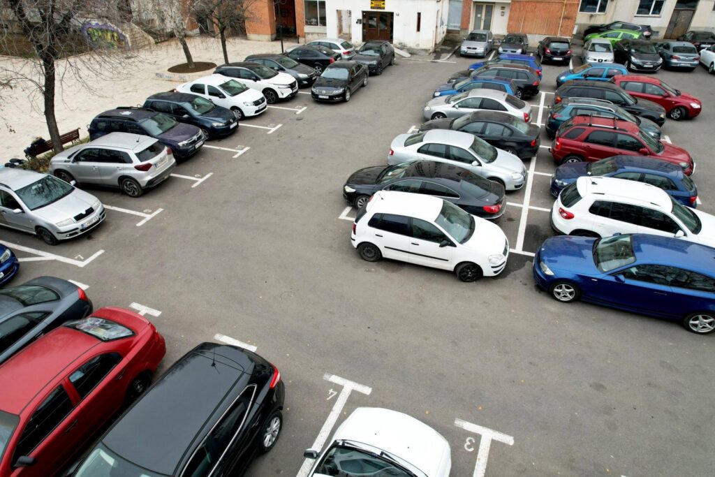 Se împart plăcuțele pentru parcările numerotate din Craiova. Când și unde mai au voie să parcheze șoferii
