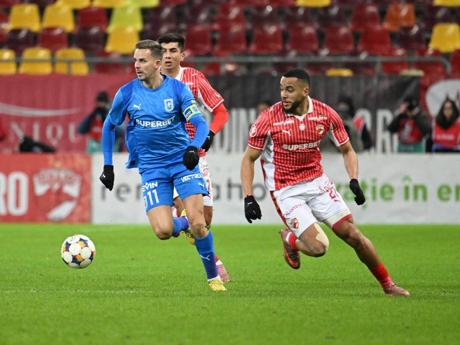 Universitatea Craiova își păstrează primul loc, la limită