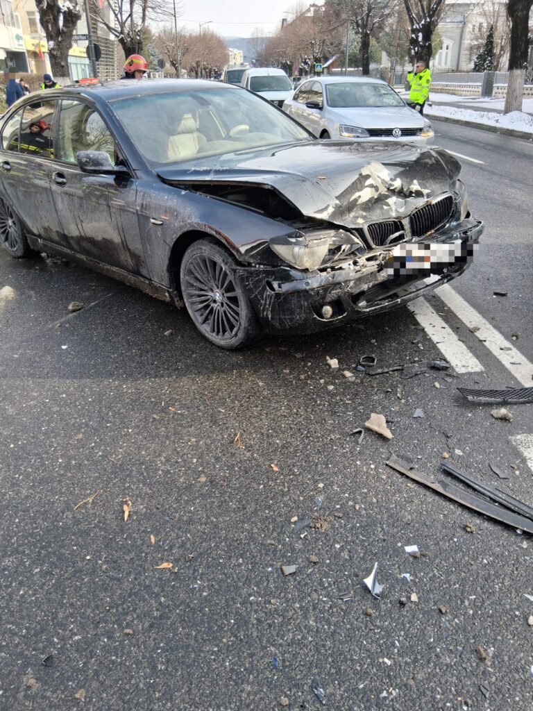 Accident în Râmnicu Vâlcea provocat de un șofer de 80 ani