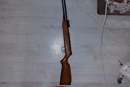 Arme deținute ilegal: Percheziții cu mascați în Vâlcea