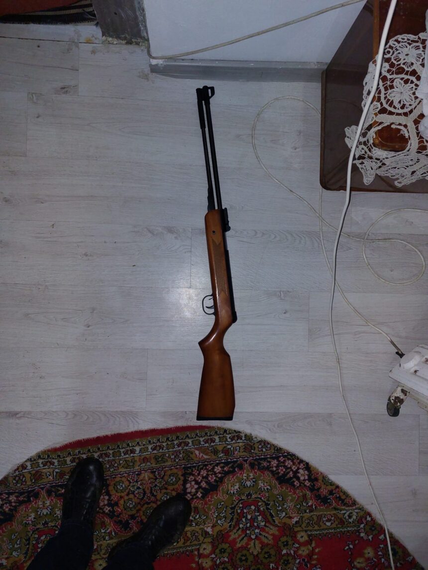 Arme deținute ilegal: Percheziții cu mascați în Vâlcea